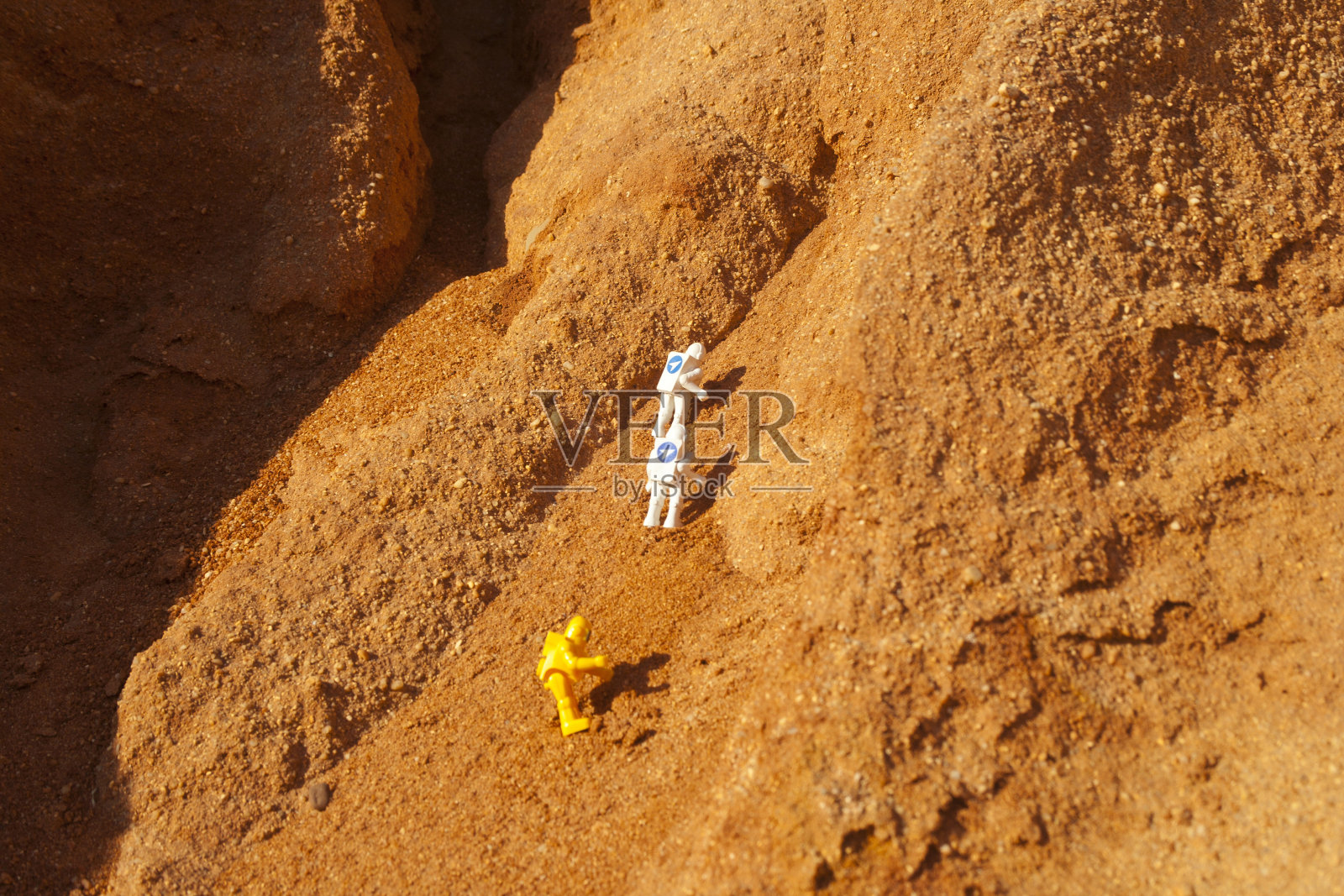 三个宇航员探索火星，概念照片摄影图片