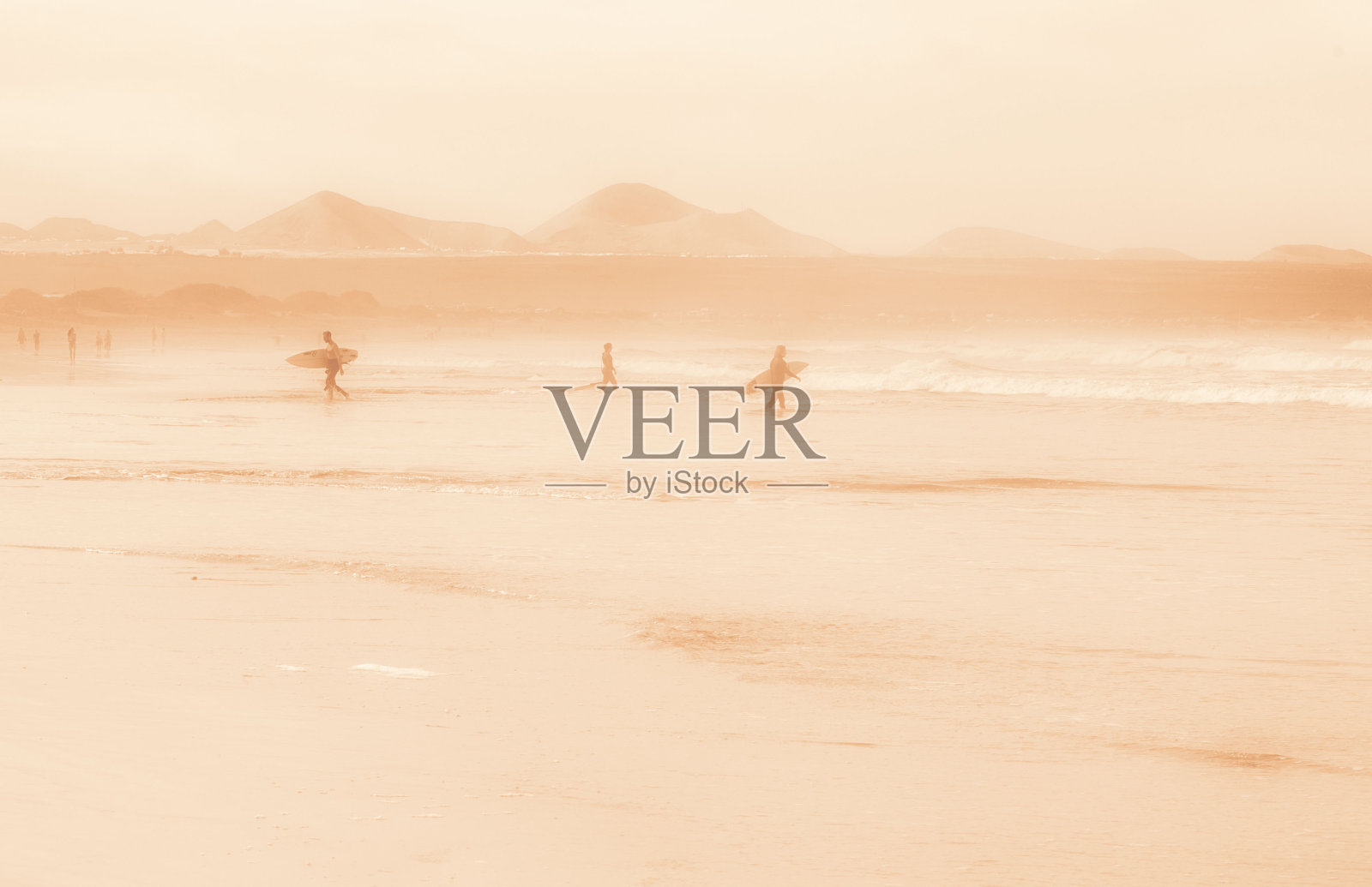 沙滩上的冲浪者照片摄影图片