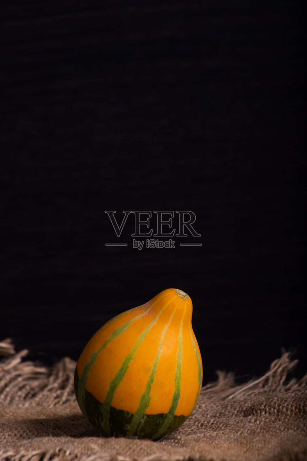 各种颜色和外形的迷你南瓜，黑色的背景和装饰照片摄影图片