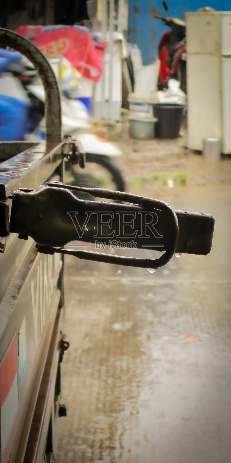 废旧金属上水滴的抽象照片照片摄影图片