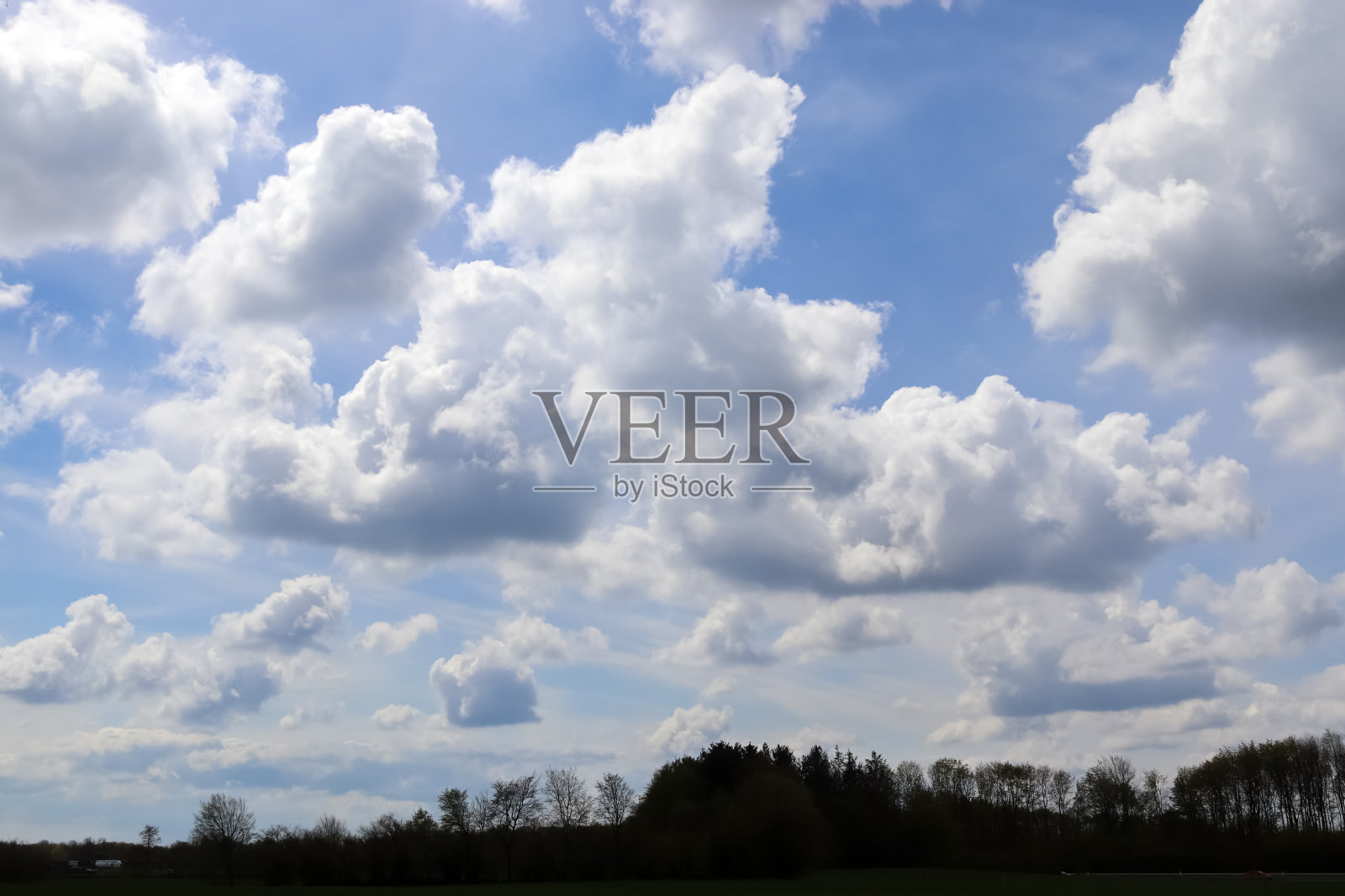 夏天深蓝色的天空中形成了美丽的蓬松的白云照片摄影图片