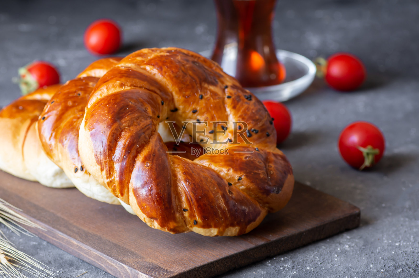 传统的土耳其糕点在乡村的餐桌上，著名的烘焙产品照片摄影图片