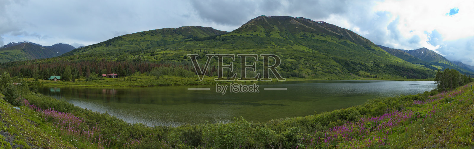 美国，北美，阿拉斯加苏厄德高速公路上的下峰湖照片摄影图片