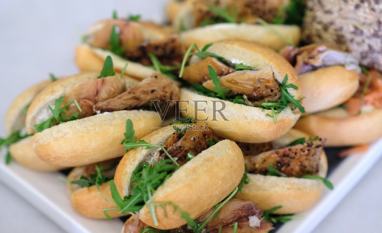 美味的三明治放在桌子上的盘子里照片摄影图片