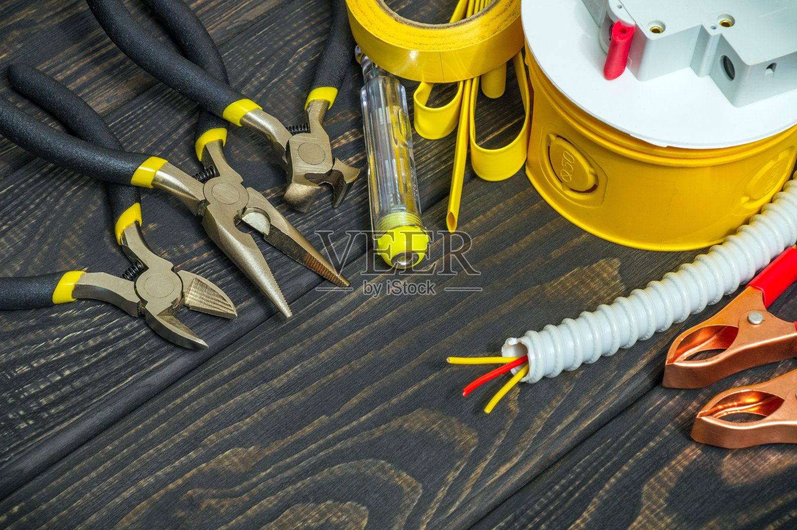 准备好维修前所需的电气备件和工具照片摄影图片