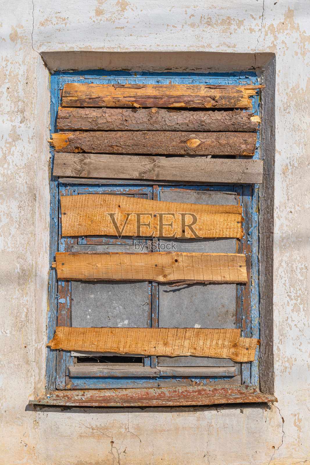 用木板封住旧建筑的窗户照片摄影图片