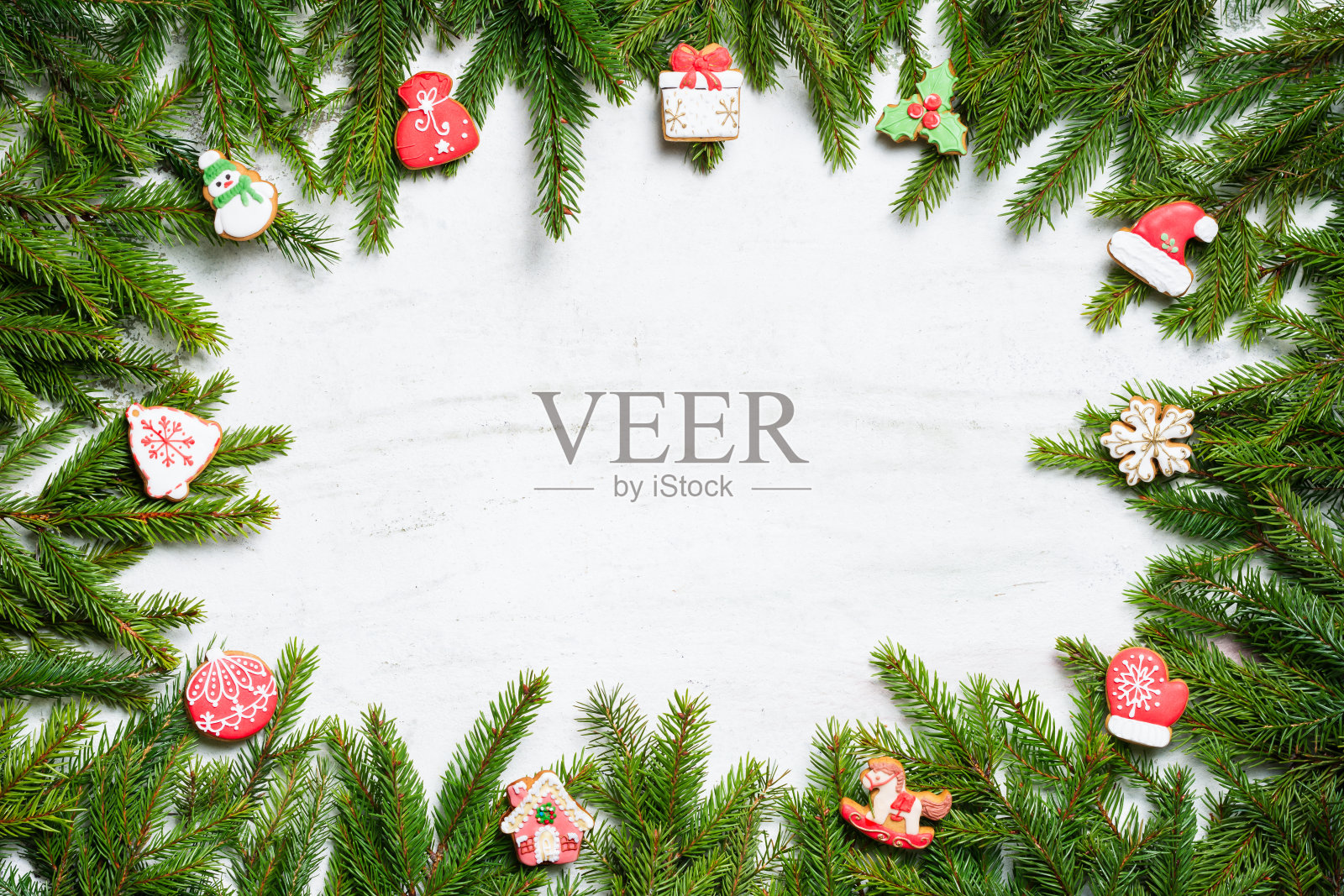 框架的杉树树枝和装饰与色彩鲜艳的姜饼饼干色彩鲜艳的纹理背景照片摄影图片