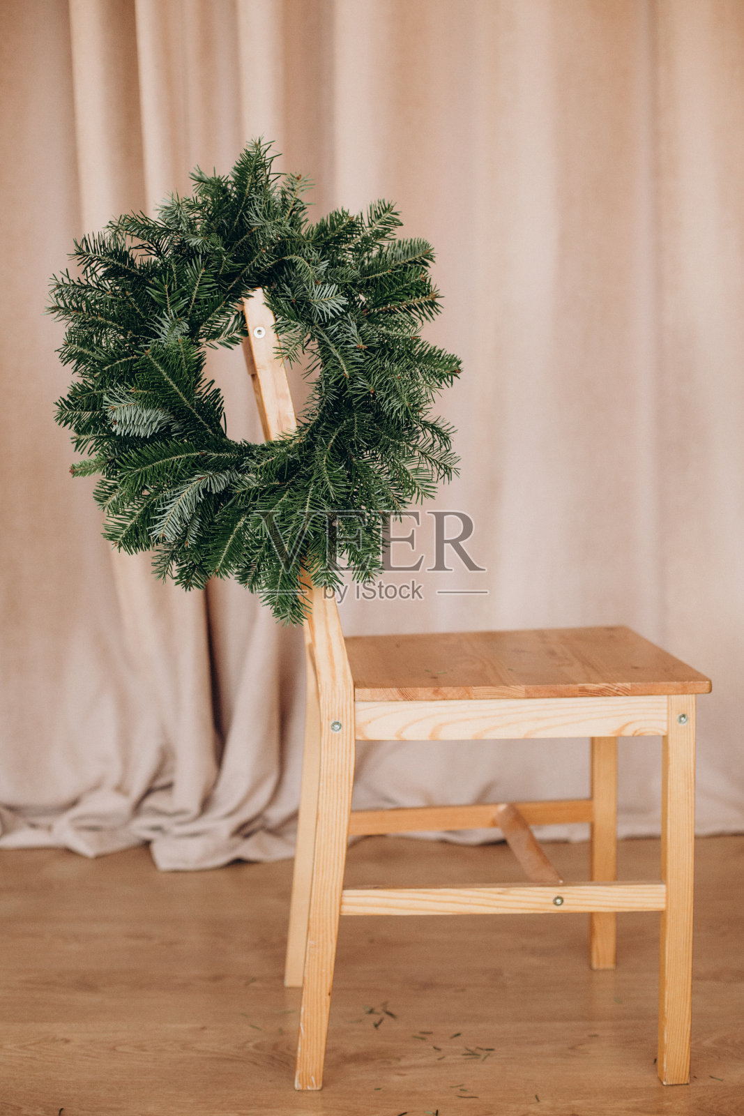 圣诞花环装饰木椅工作室背景照片摄影图片