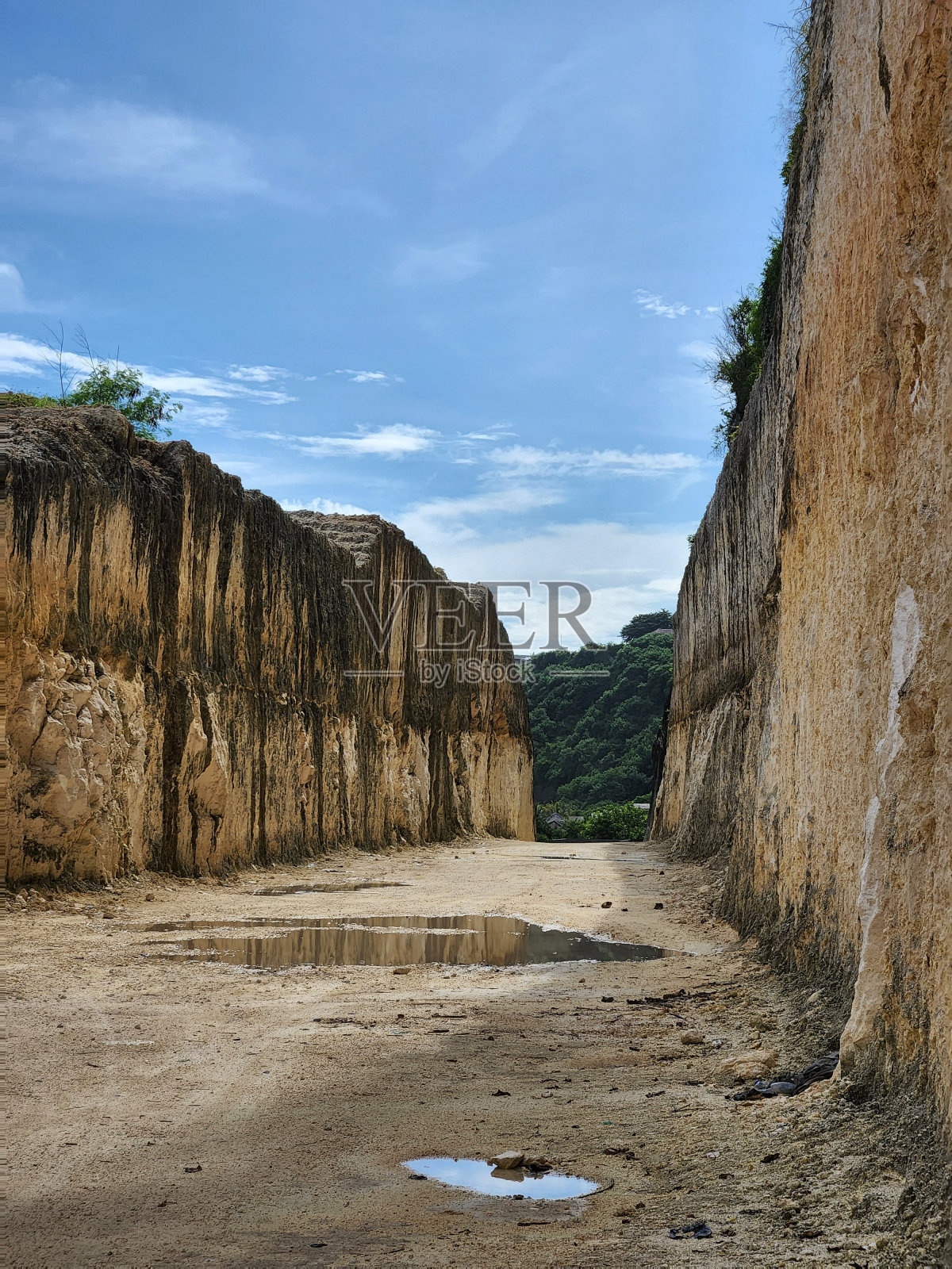道路和石灰石峭壁照片摄影图片