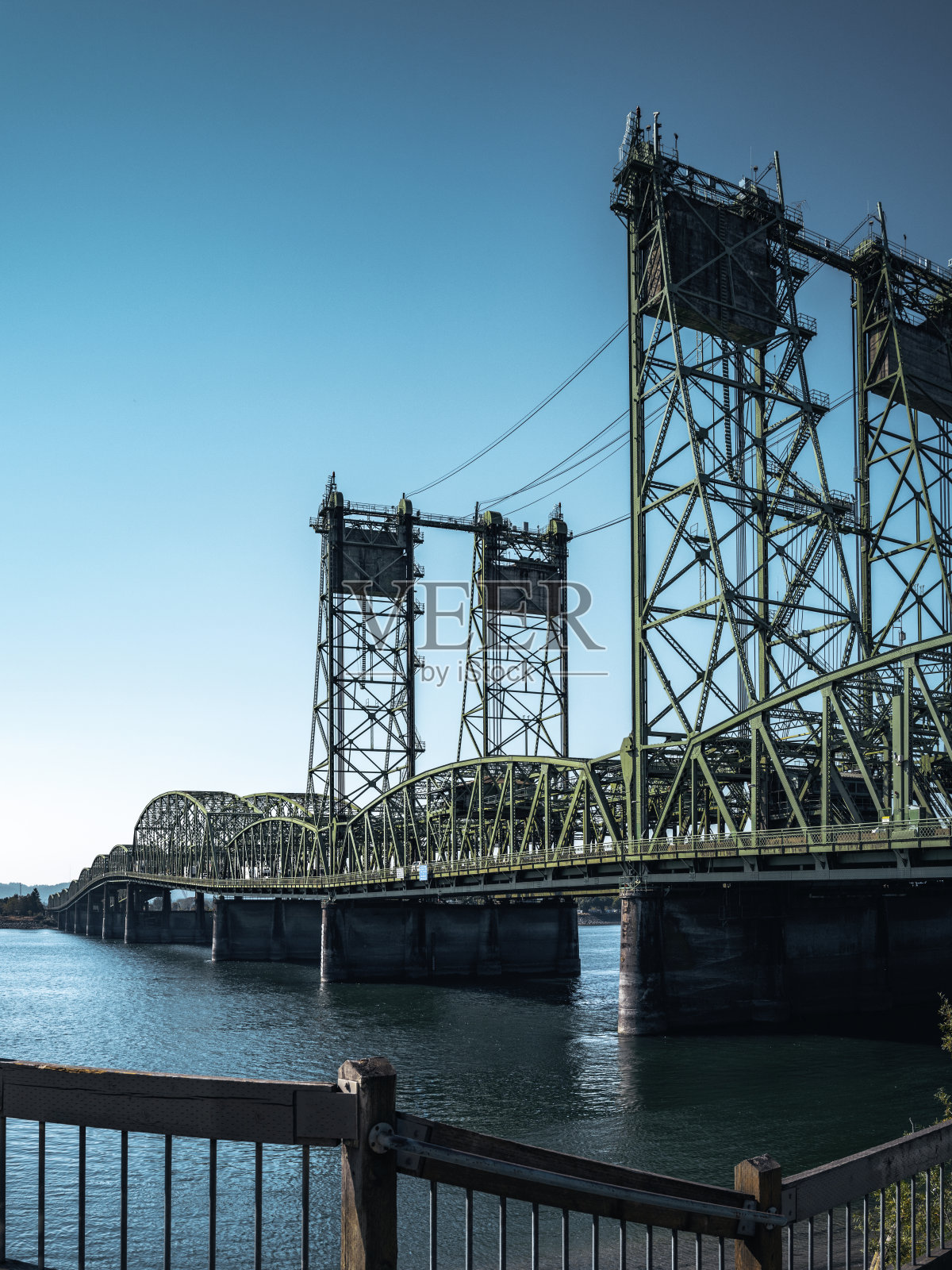 俄勒冈华盛顿大桥横跨哥伦比亚河，在温哥华海滨公园复兴步道的木栅栏上照片摄影图片