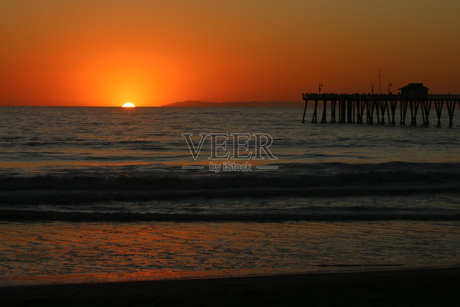 海洋日落与码头剪影照片摄影图片