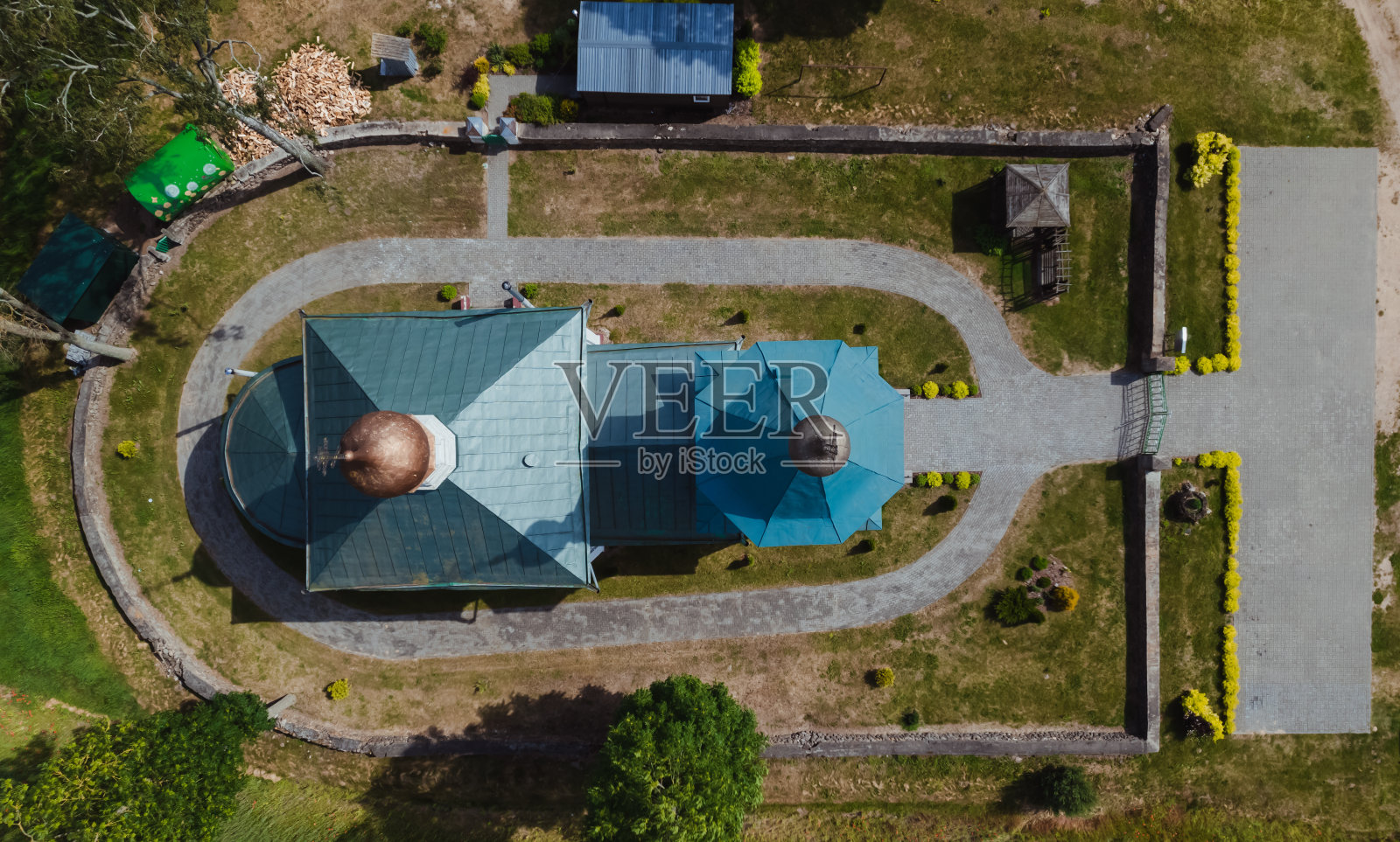 旧东正教教堂的金属色屋顶，俯视，航拍照片摄影图片