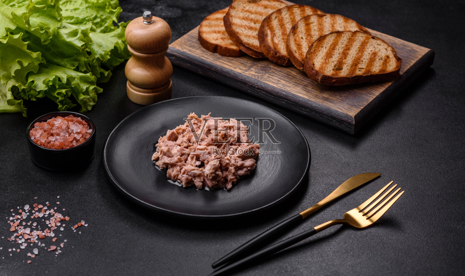 金枪鱼罐头和油炸面包丁做成美味健康的三明治照片摄影图片