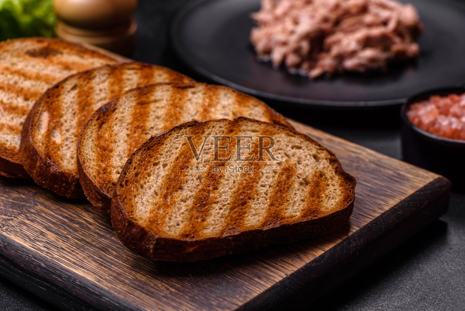 美味健康的三明治，有金枪鱼，油炸面包丁，煮鸡蛋，香草和黄油照片摄影图片