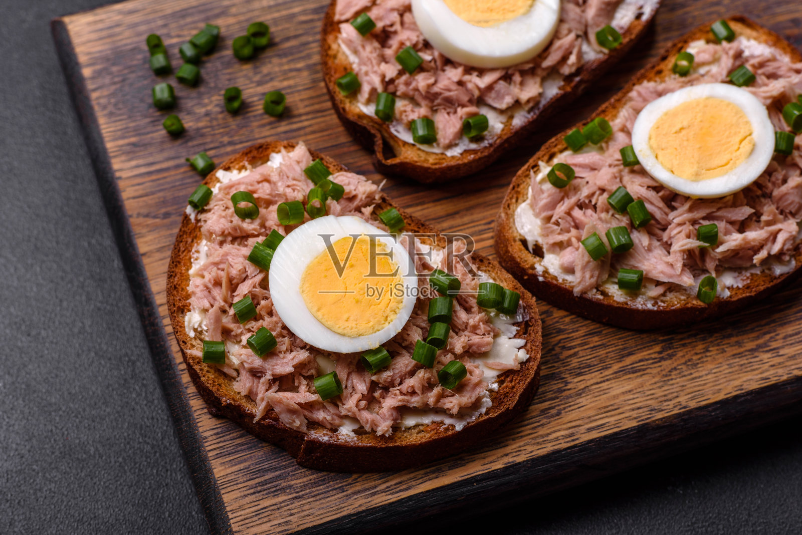 美味健康的三明治，有金枪鱼，油炸面包丁，煮鸡蛋，香草和黄油照片摄影图片