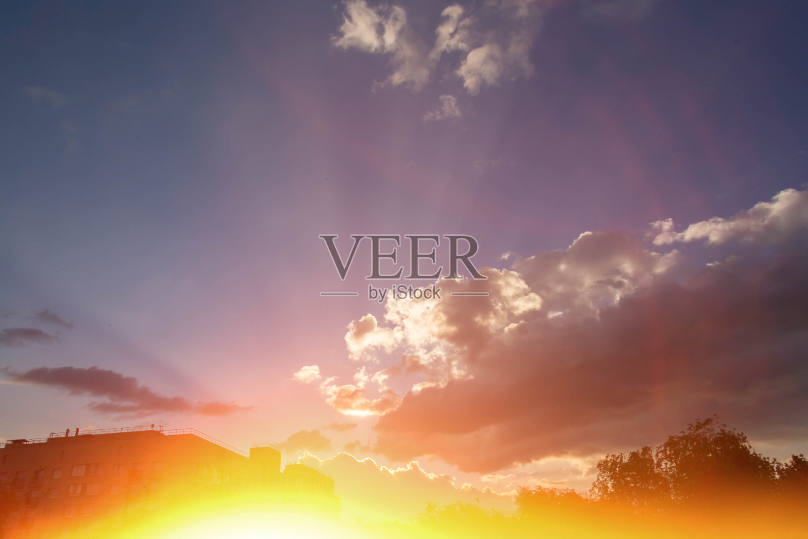 阳光下的白云。天的复兴。阳光下的云。照片摄影图片