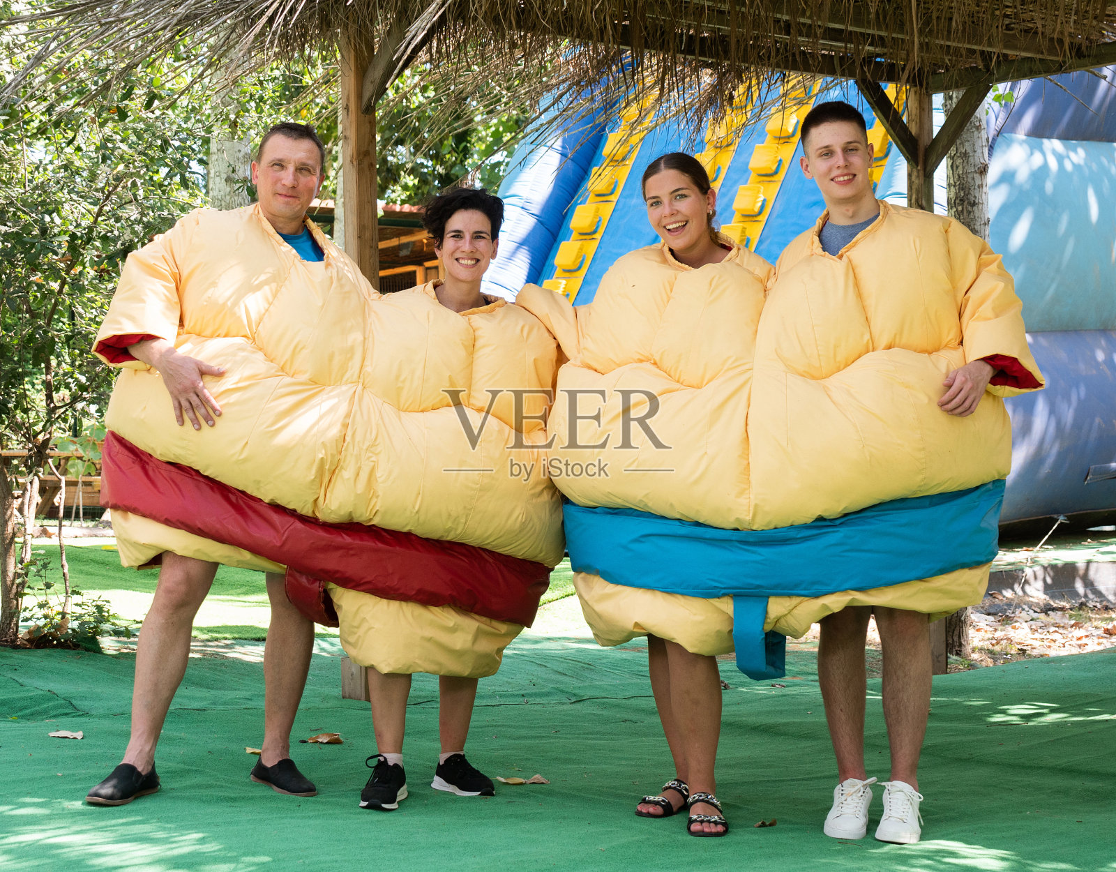 男人和女人穿着大相扑服在冒险公园玩照片摄影图片