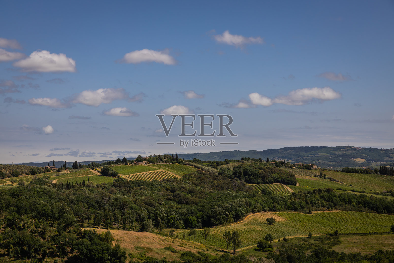 托斯卡纳的乡村景色，绵延的青山和传统的托斯卡纳建筑照片摄影图片