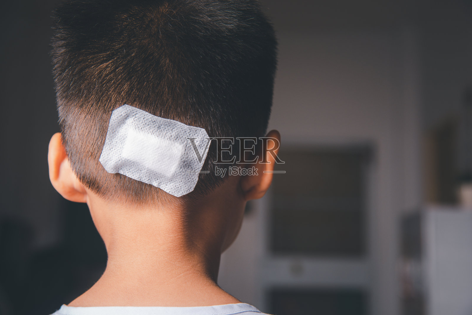 用医用绷带与外伤头部缝合的小儿后脑勺撕裂缝合口照片摄影图片