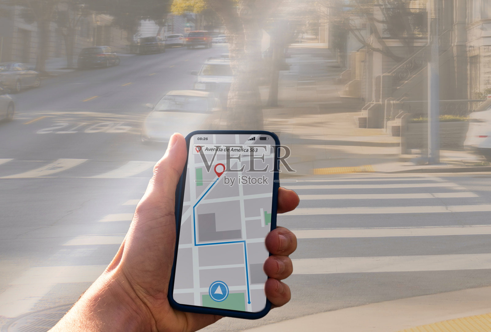 在城市街道上使用导航应用程序的人照片摄影图片
