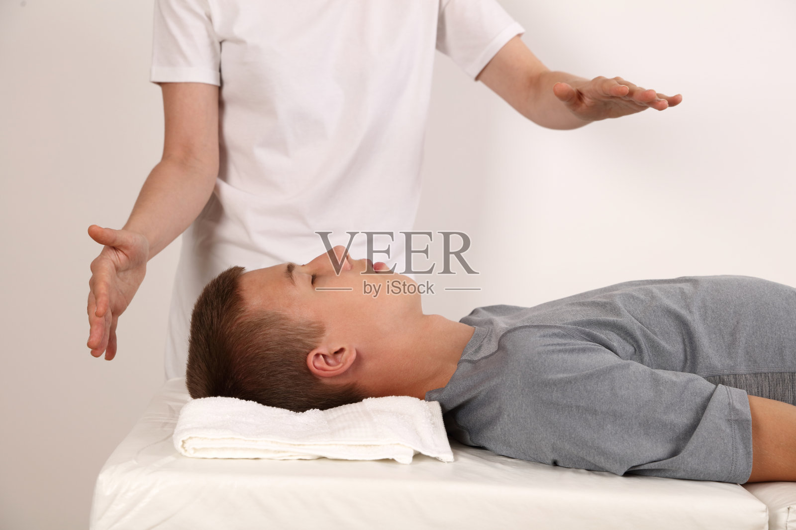 儿童和青少年的能量治疗，替代医学，情感平衡和稳定的概念照片摄影图片