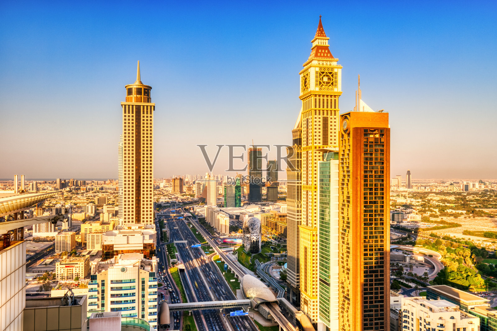 日落下的迪拜天际线，阿拉伯联合酋长国照片摄影图片