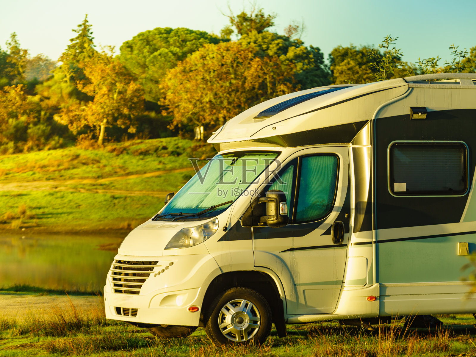 在湖岸上的房车。秋天的时间。照片摄影图片