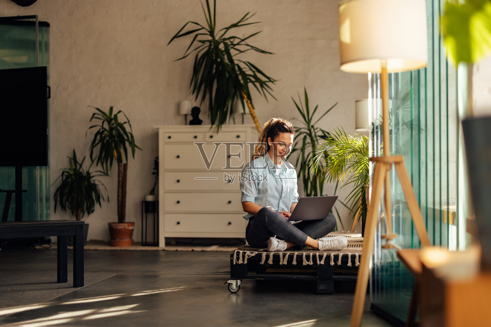 忙碌的女孩，在网上工作，在办公室，独自坐着。照片摄影图片