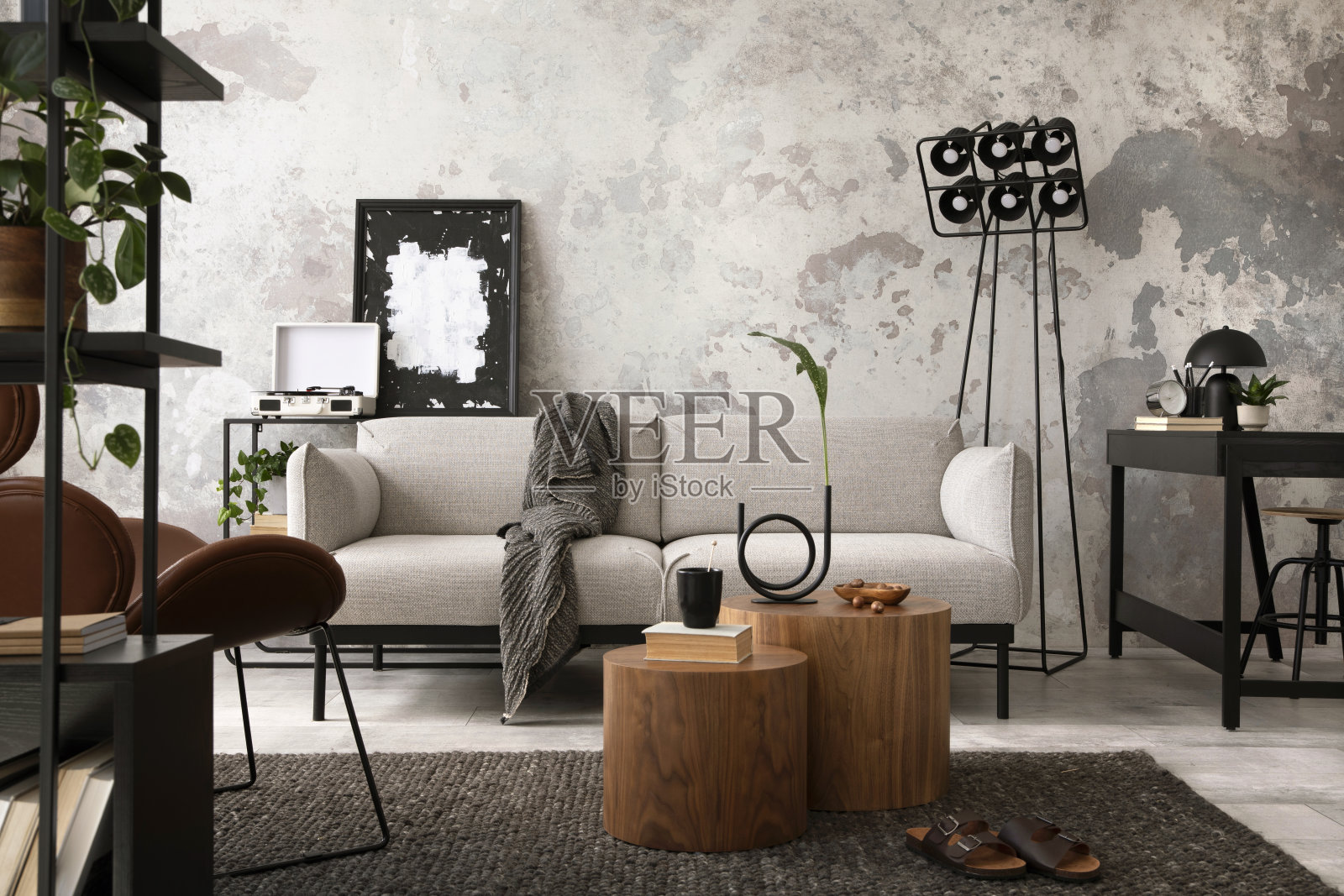 客厅室内的时尚组合，设计灰色沙发，木制茶几，棕色扶手椅和优雅的个人配件。阁楼和工业内部。家居装饰。模板。照片摄影图片