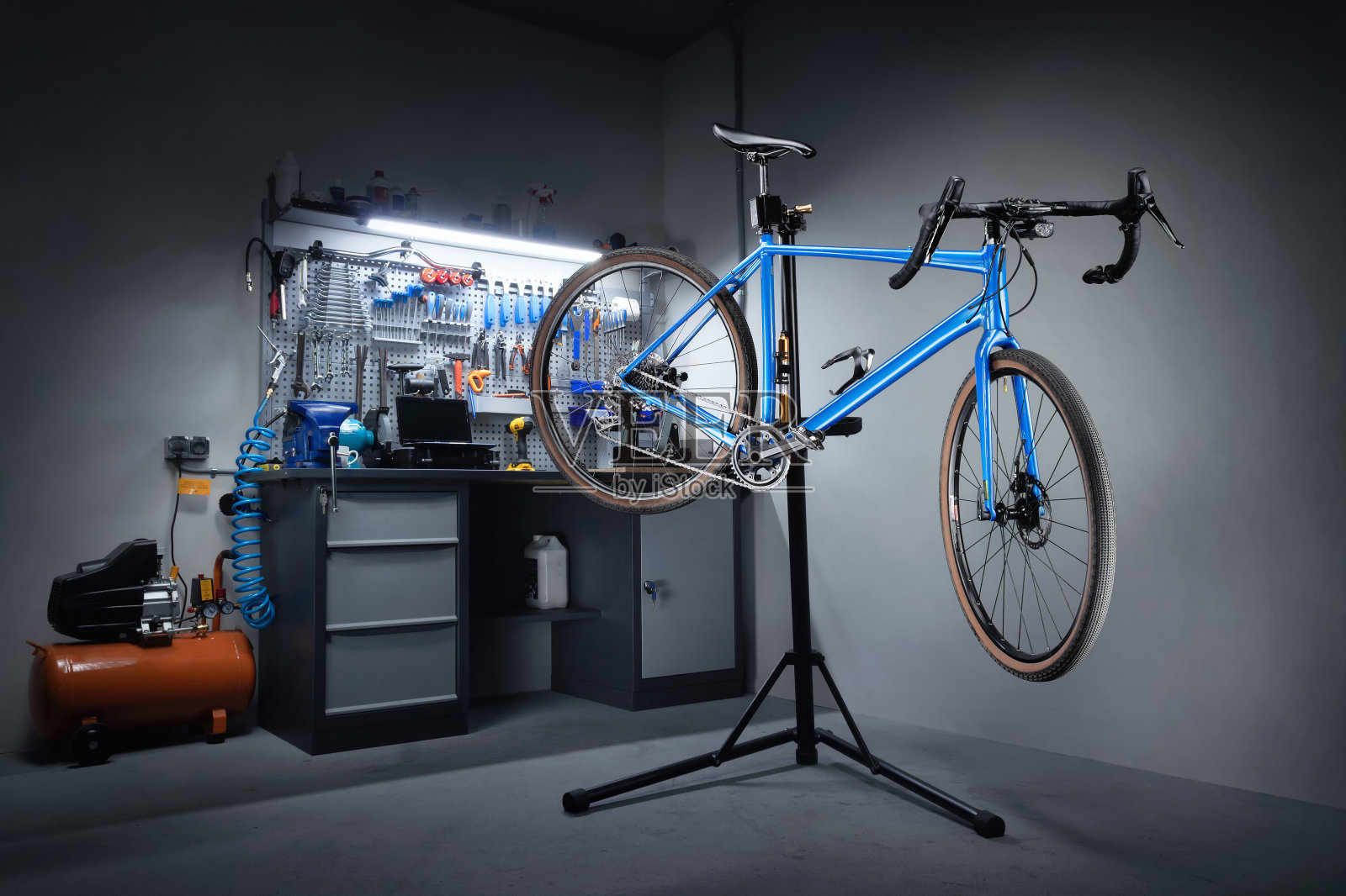 修理自行车的自行车作坊。自行车服务。照片摄影图片