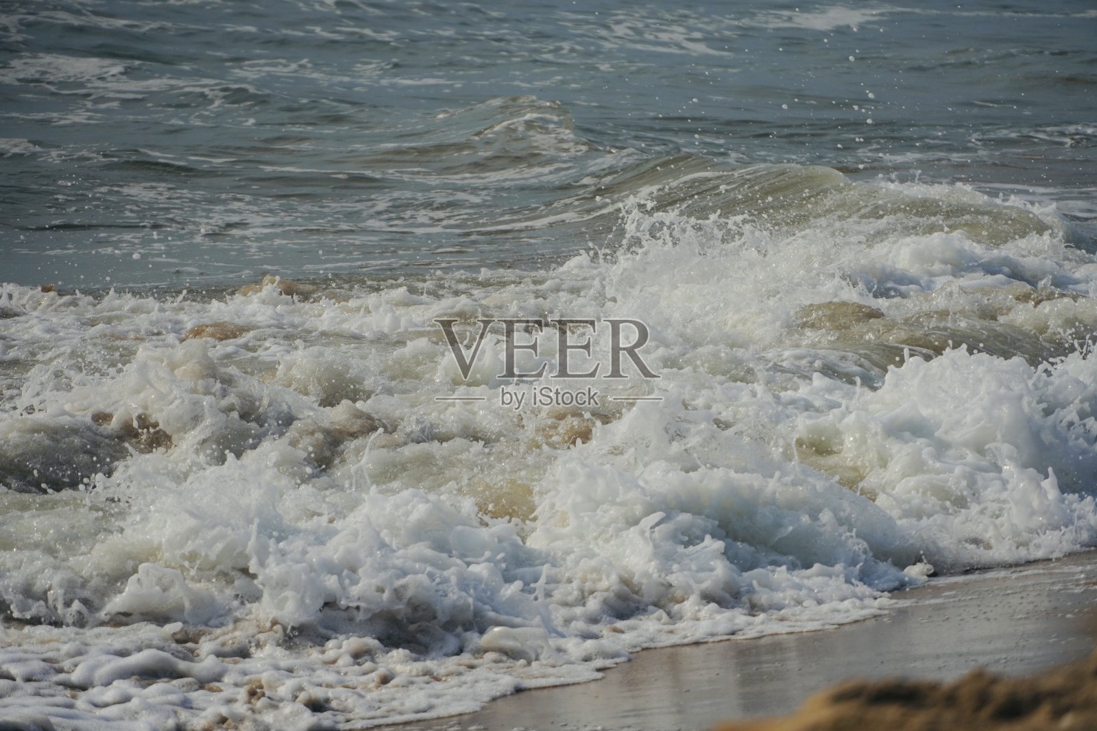 海滩上的海浪。印度泰米尔纳德邦Mahabalipuram海滩沿岸海浪的力量。照片摄影图片