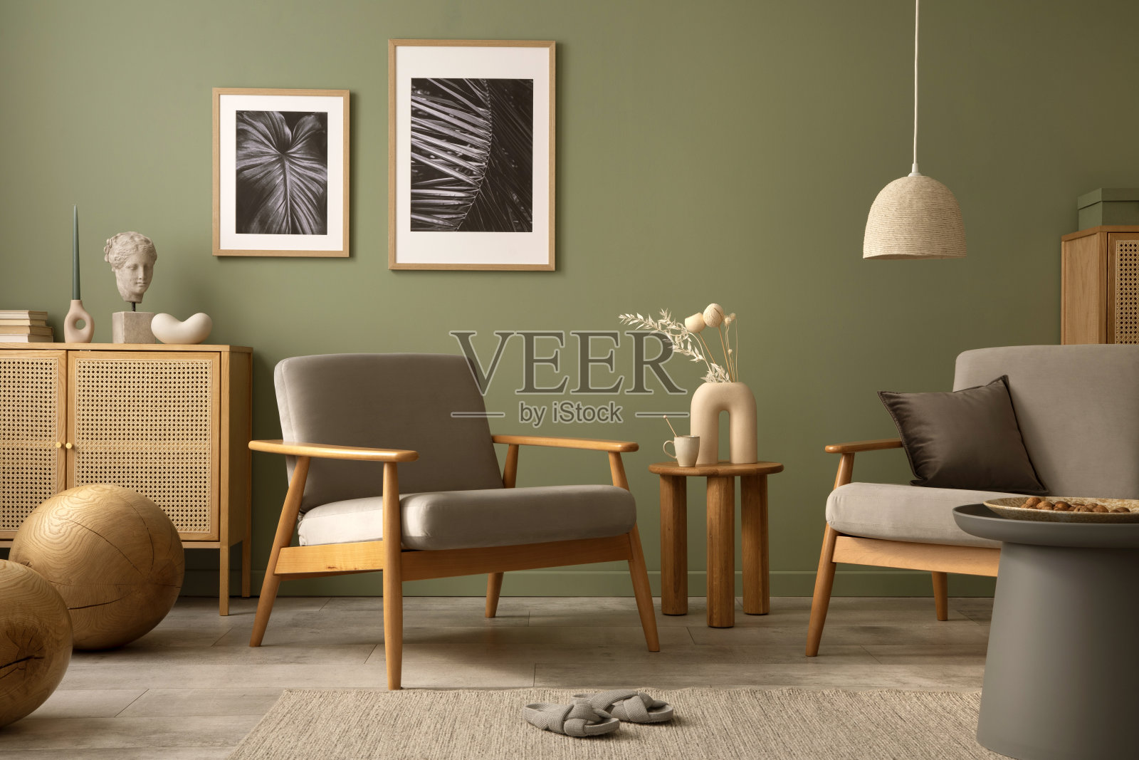 时尚的客厅室内设计，扶手椅，现代马桶，模拟框架和创意家居配件。模板。副本的空间。照片摄影图片