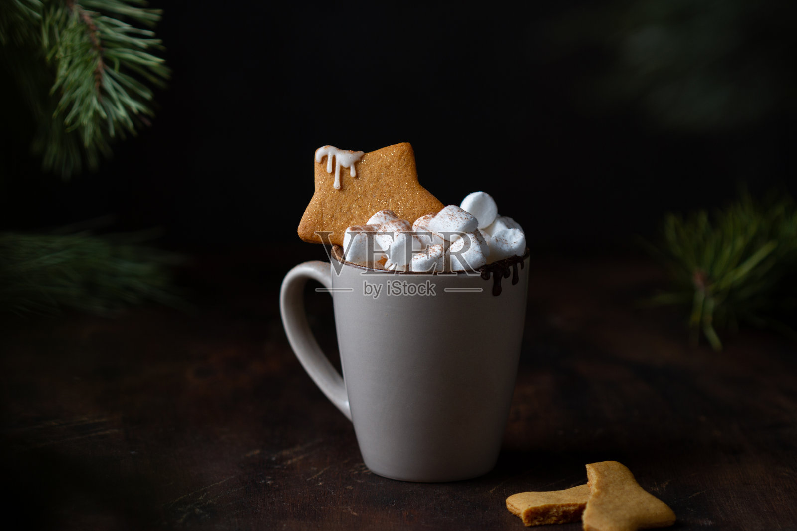 热巧克力，棉花糖和姜饼星在黑色的背景照片摄影图片