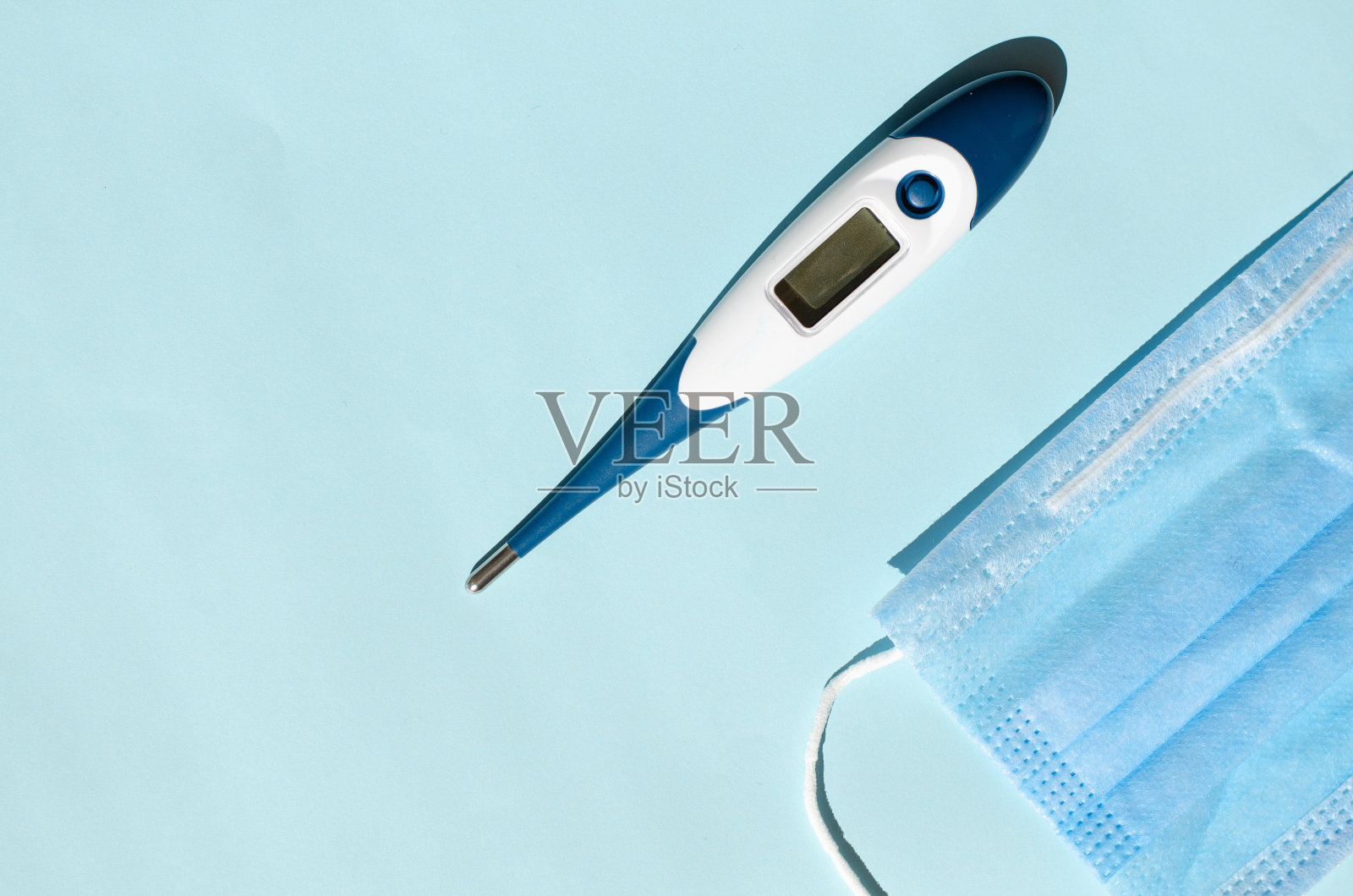 对病人进行检查的医疗器械。温度计。医学的面具。医生治疗病人。大流行。医疗保健。照片摄影图片