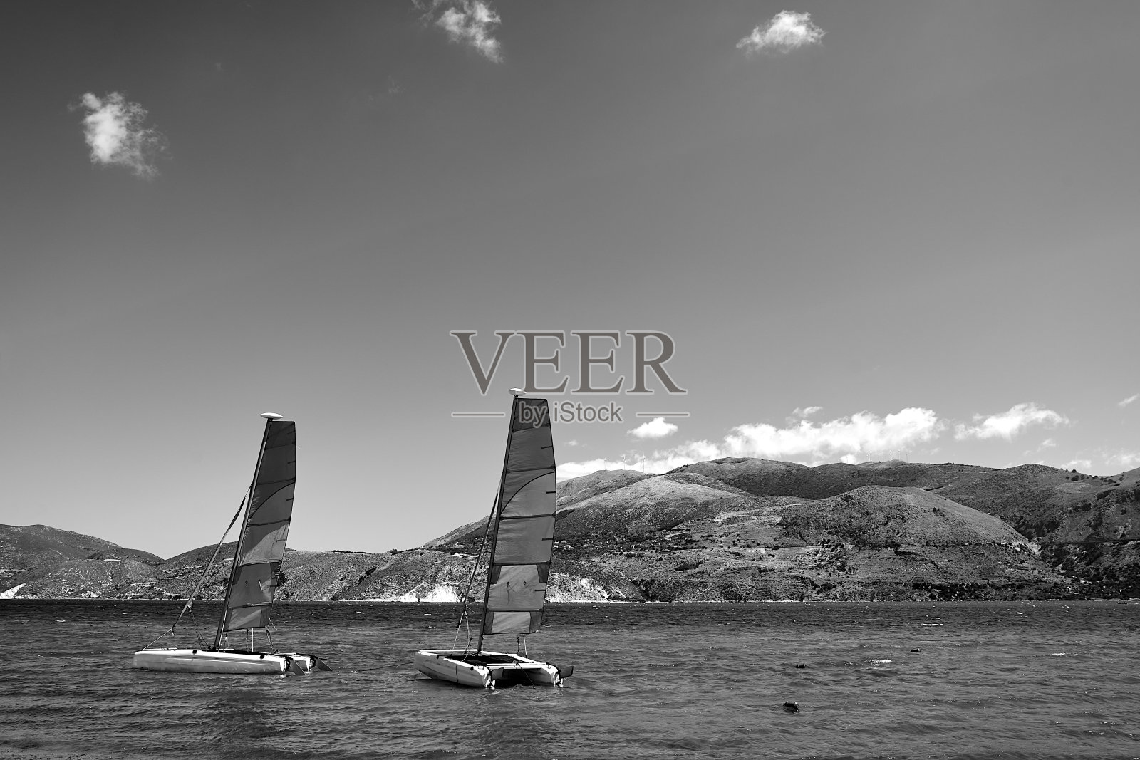 帆船——停泊在凯法洛尼亚岛海湾的双体船照片摄影图片