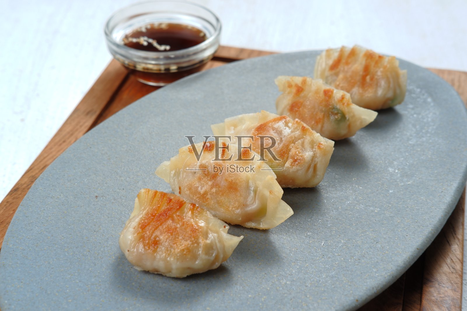 饺子或饺子或满都，亚洲饺子蘸酱照片摄影图片