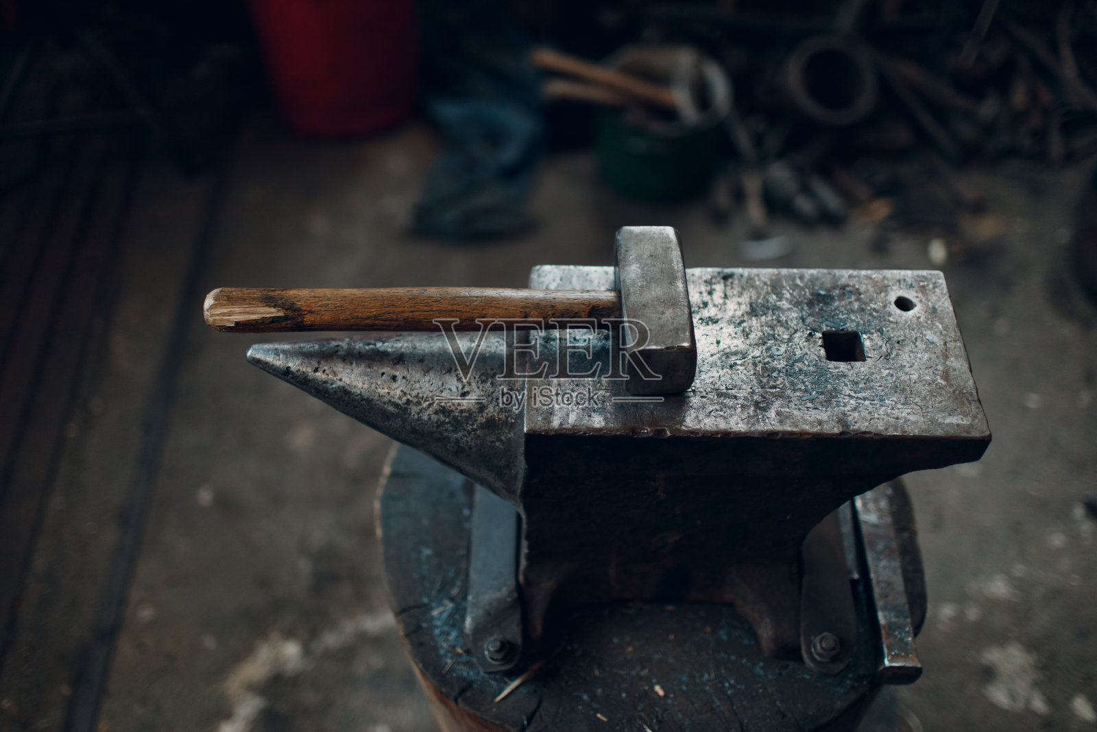 铁匠铺铁砧上的铁锤。顶视图。照片摄影图片
