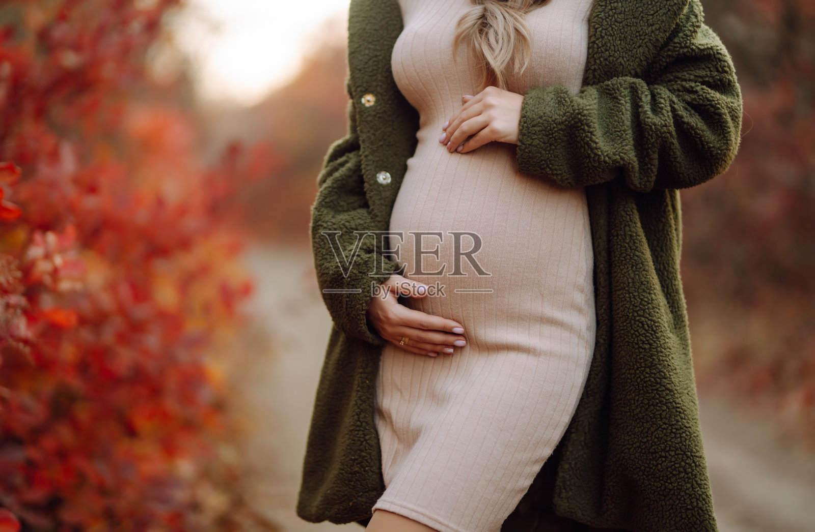 在公园里感到快乐放松的漂亮孕妇照片摄影图片