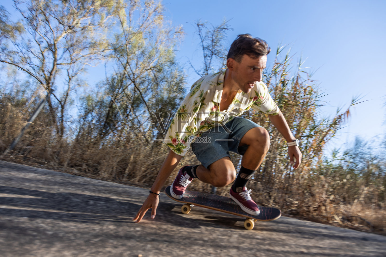 在河道上冲浪滑冰照片摄影图片
