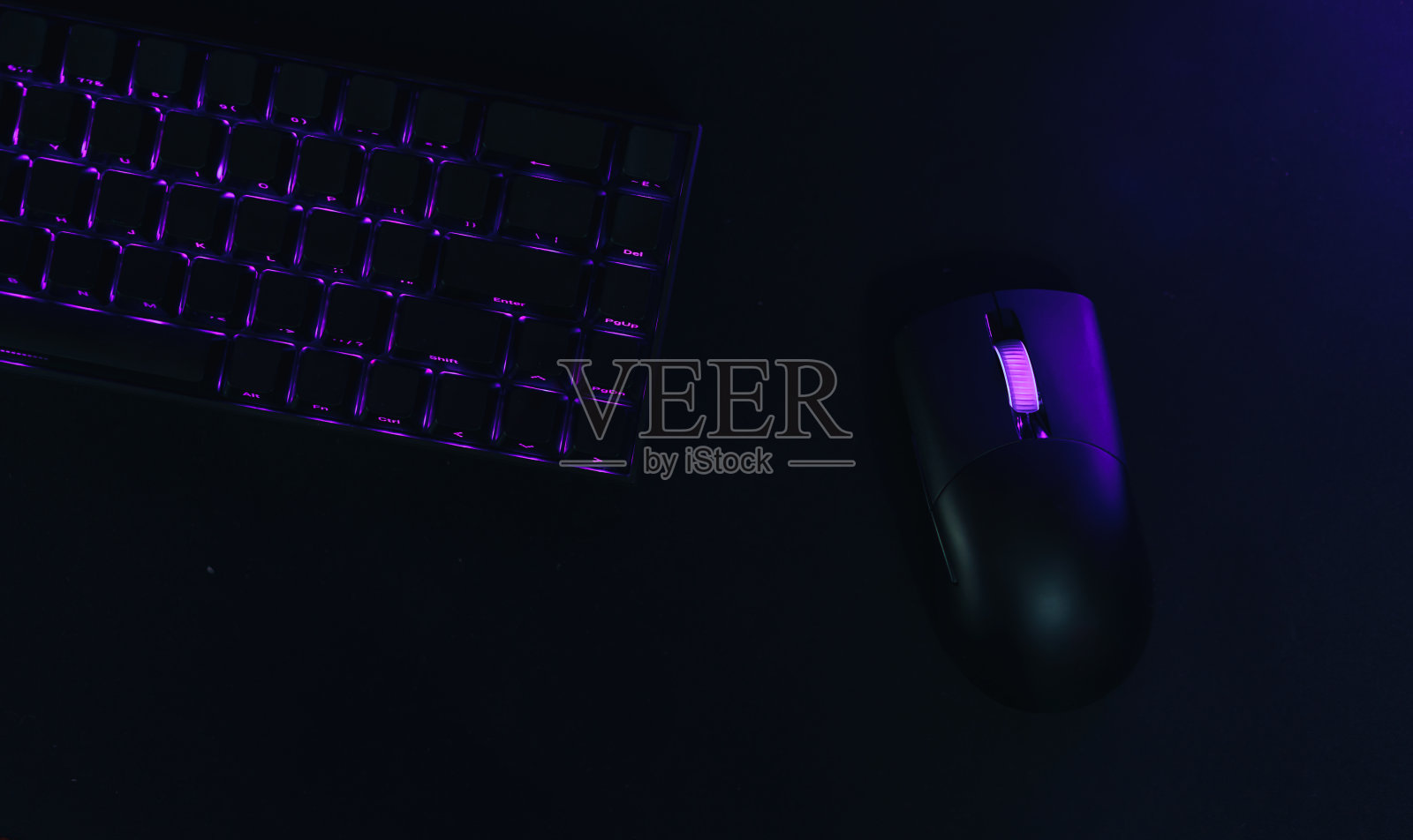 带有紫色背光的电脑游戏鼠标和键盘照片摄影图片