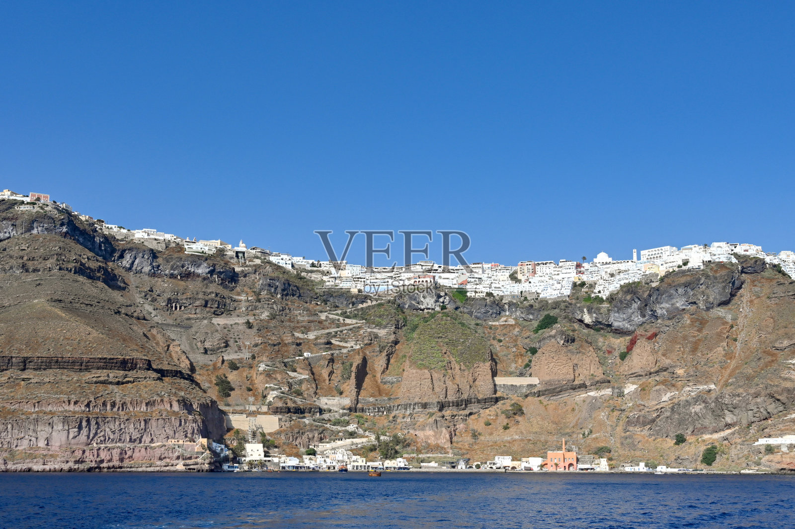 这是希腊圣托里尼岛首府费拉镇和海滨的风景照片摄影图片