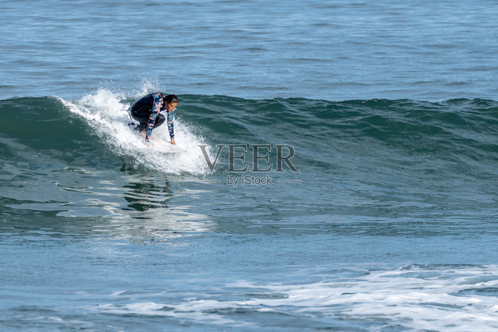 冲浪女孩乘风破浪照片摄影图片