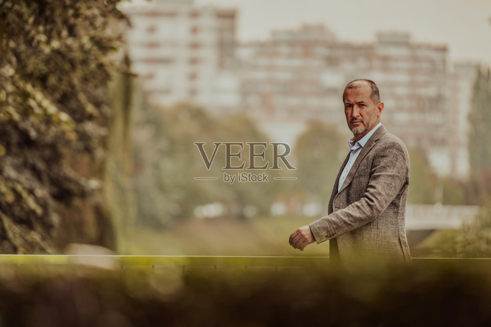 西装革履的商人在公园里散步照片摄影图片