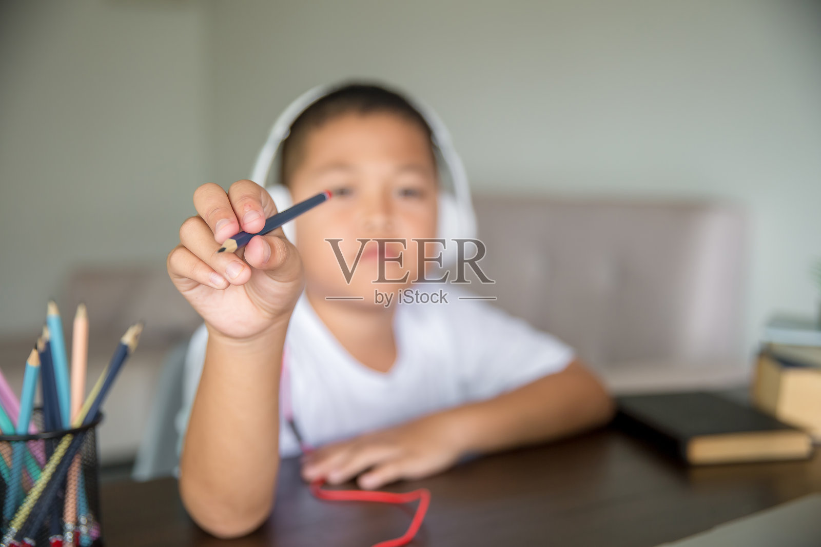 青少年学生远程学习虚拟远程在线课堂上的视频通话虚拟课程，技术学习在家里使用笔记本电脑。家长或导师用远程教育的方式教育孩子。照片摄影图片