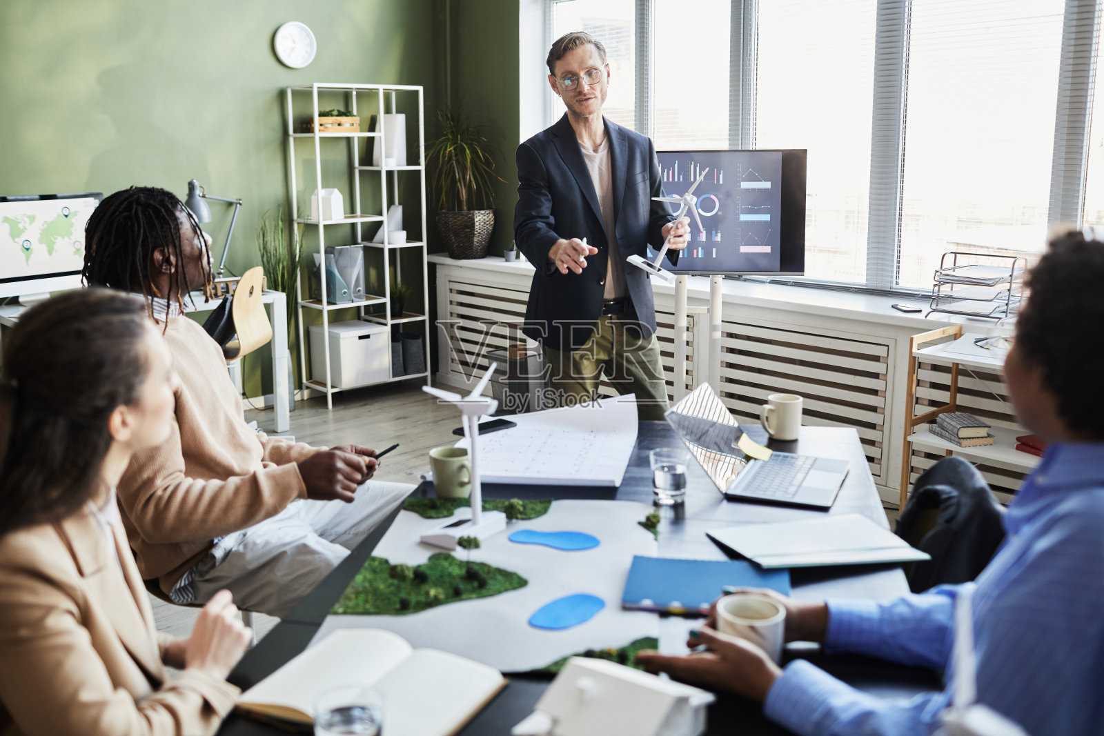 商人在简报会上为同事作报告照片摄影图片