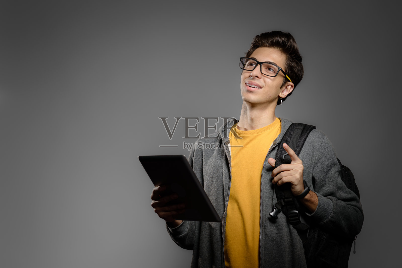 年轻学生的肖像与背包和数字平板电脑照片摄影图片