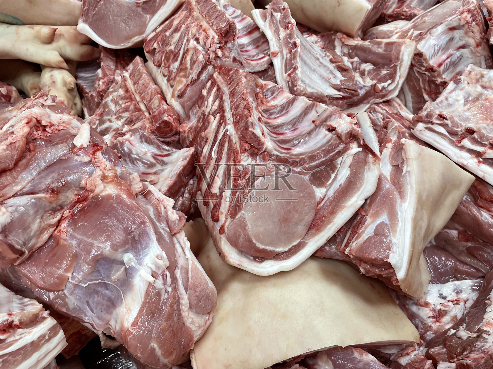 当地市场上的大块肉，胆固醇和饱和脂肪的风险很高。照片摄影图片