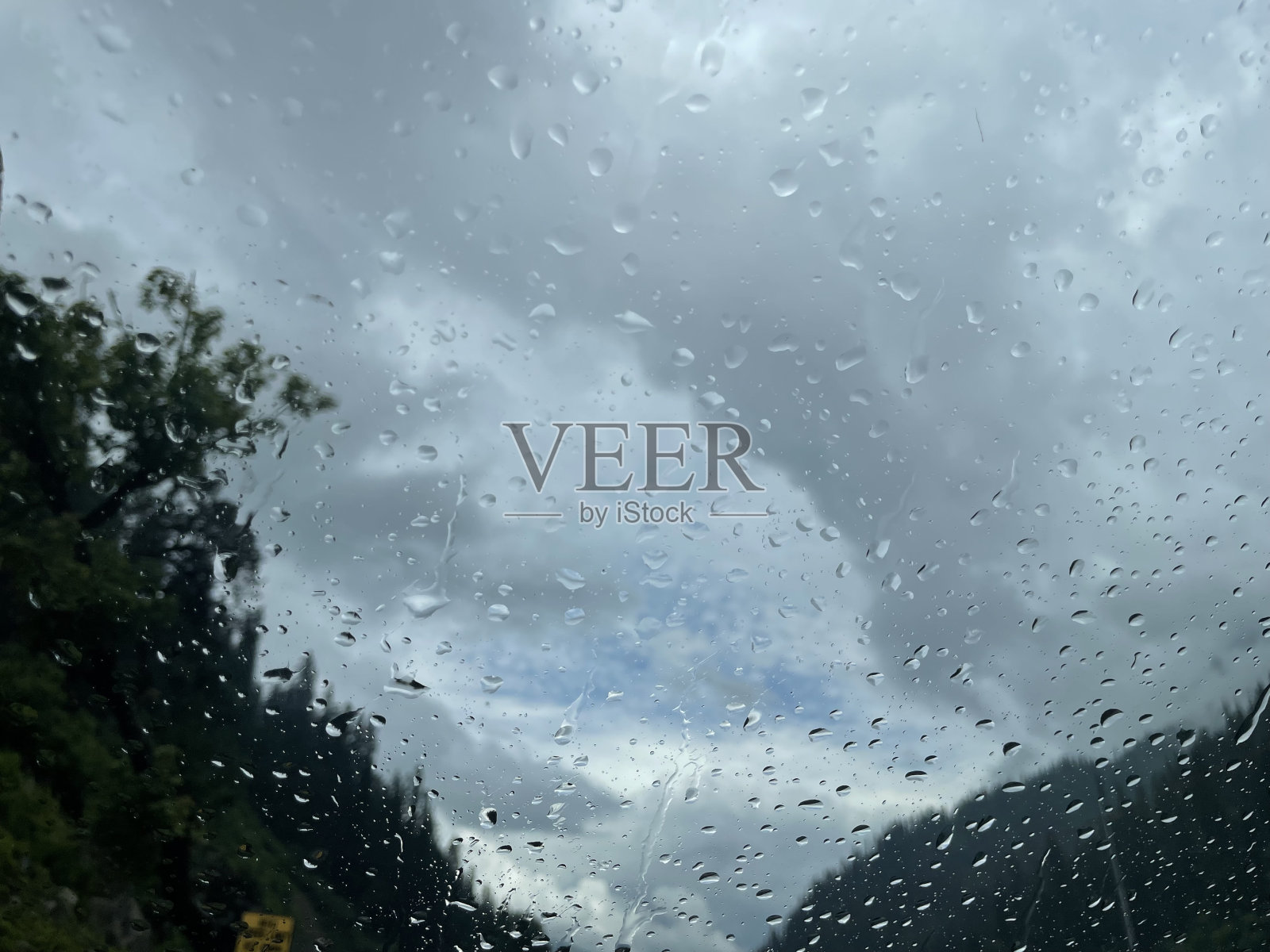 挡风玻璃上的水滴看着山景照片摄影图片