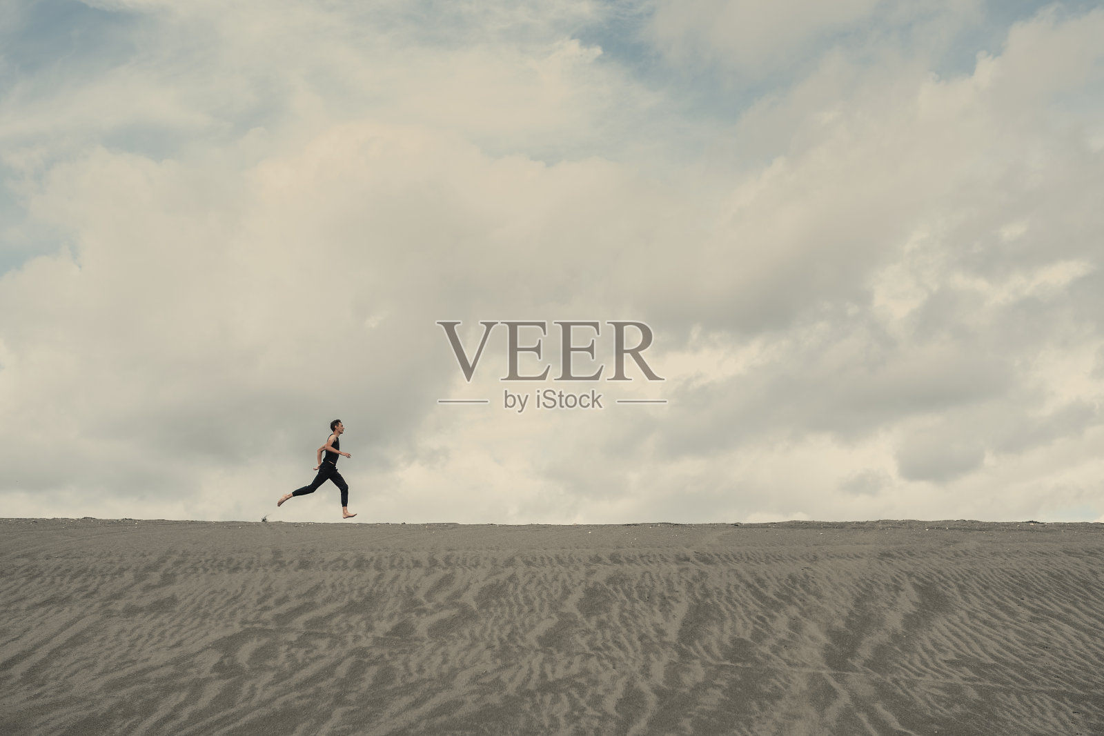 孤独的人在沙漠中奔跑照片摄影图片