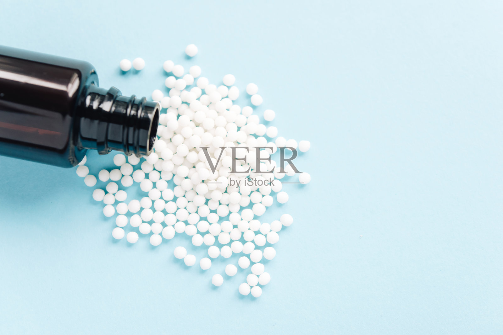 蓝色桌子上放着白色药片。医疗、药学和保健概念。副本的空间。文字或标志的空间。为特别优惠做模型，如广告或其他想法。照片摄影图片